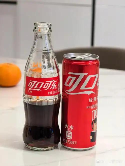 一瓶可乐爆瓶，为何让航班折返？
 
空乘眼部受伤背后是飞行安全被忽视的日常风险。