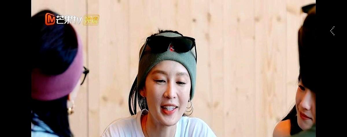 一看“保温杯同款”，就知道娱乐圈的真实友谊有多难得。

张晚意和李沁在拍《锦绣南