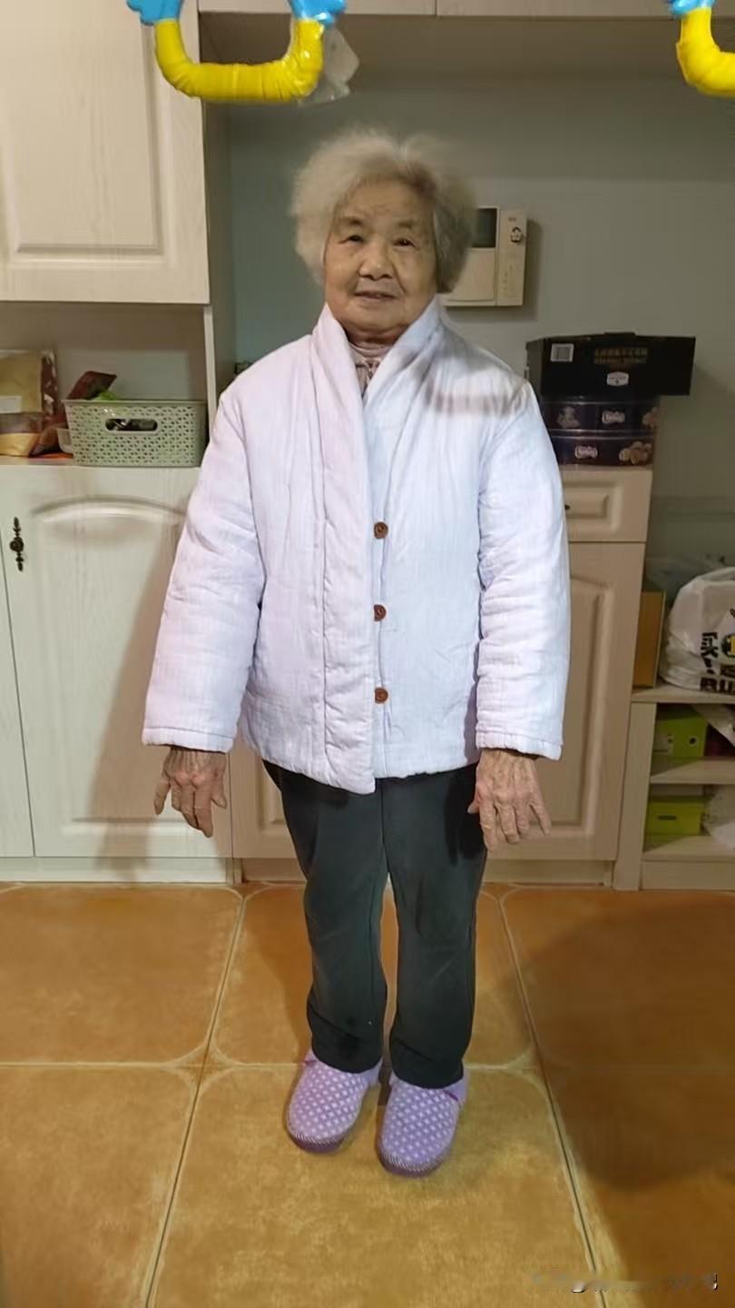 我二姐给我妈买了件棉袄，380元，我妈84岁了，很喜欢穿新衣服！穿上的当天就拍了
