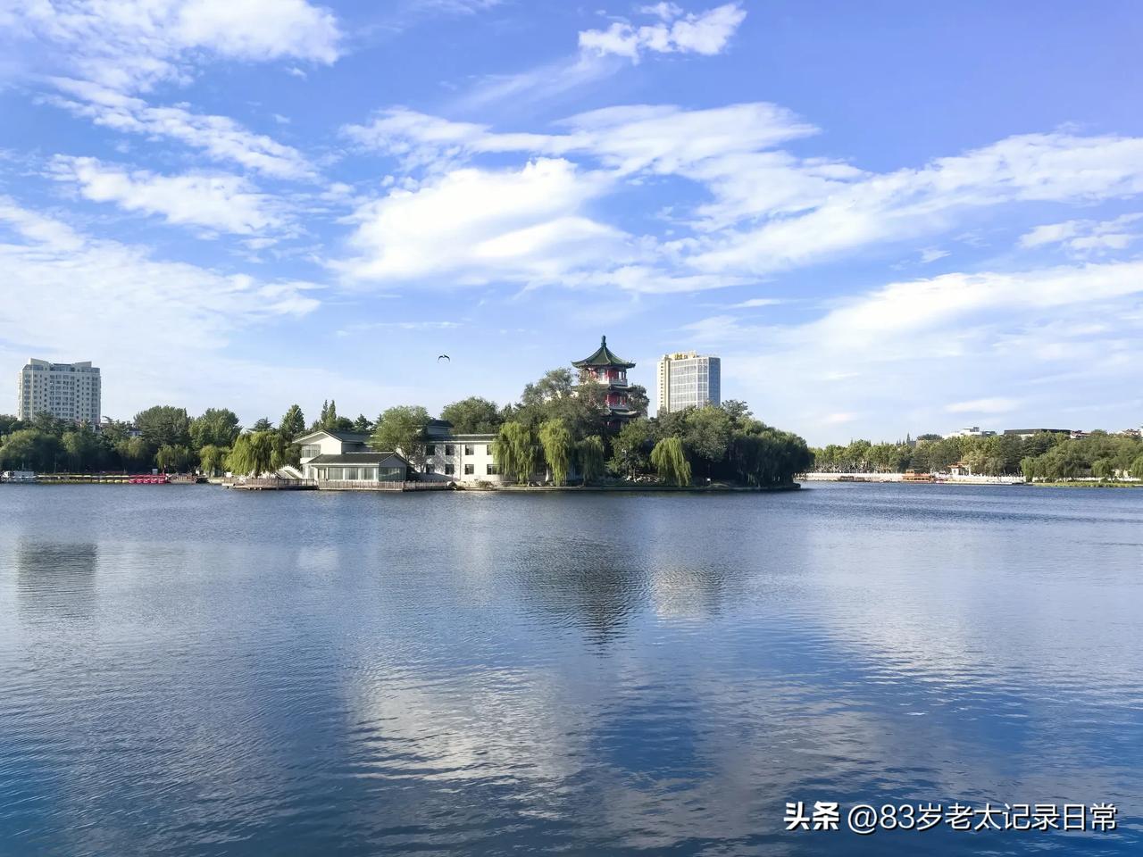 早晨6:30，我从莱西宏远颐养中心乘5路公交车，从莱西市人民医院站下车，一路走向