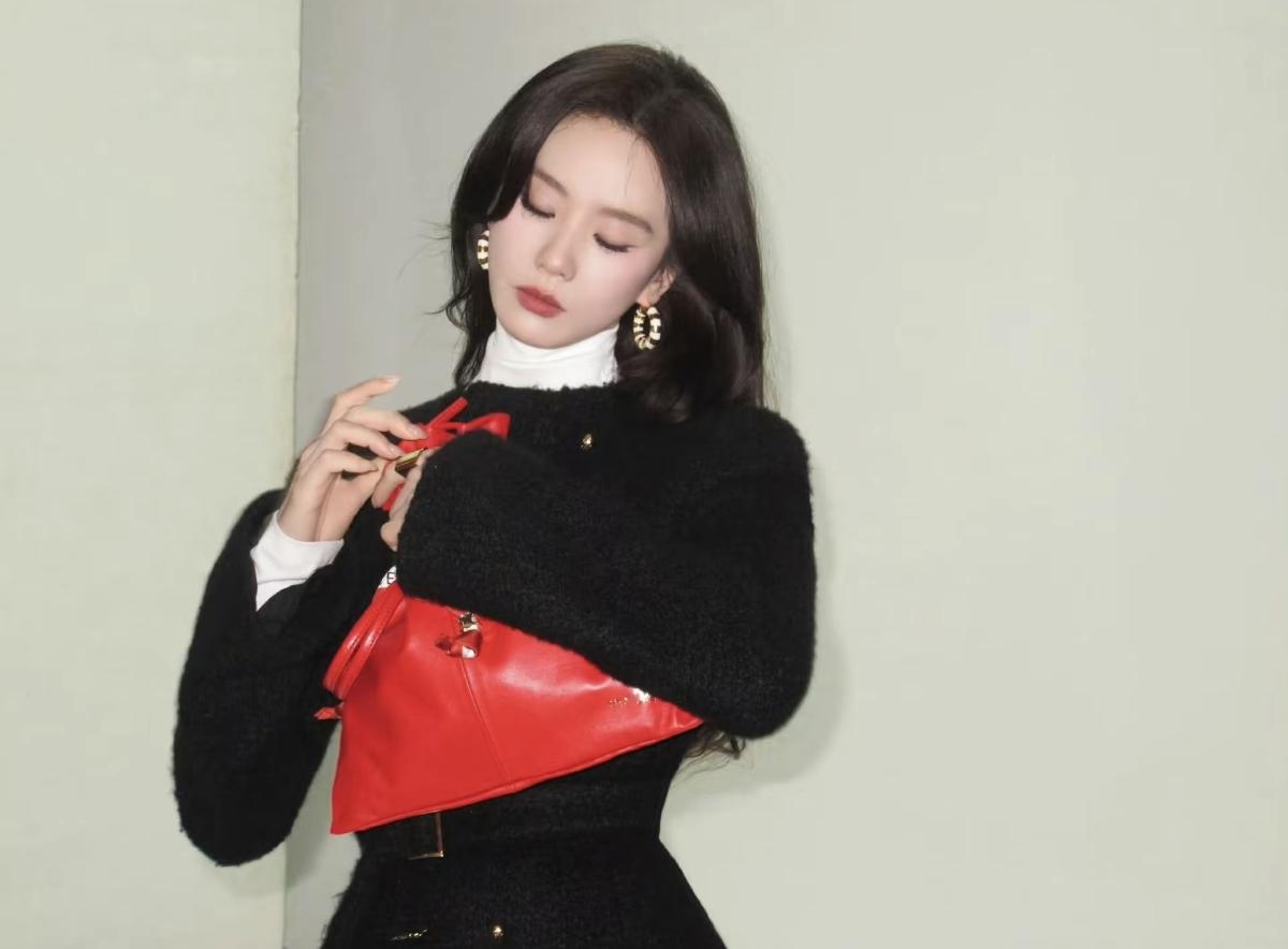 刘诗诗一身黑红配色CELINE造型，用一只红点亮了整个冬日，松弛又贵气[赞]刘诗