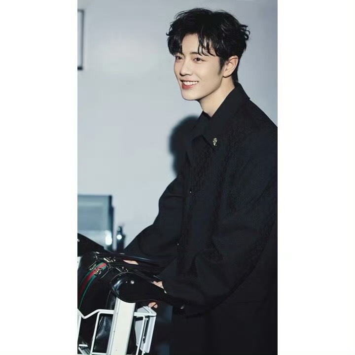 肖战的鼻间痣好像小狐狸期待巨星肖战闪耀米兰！！ 