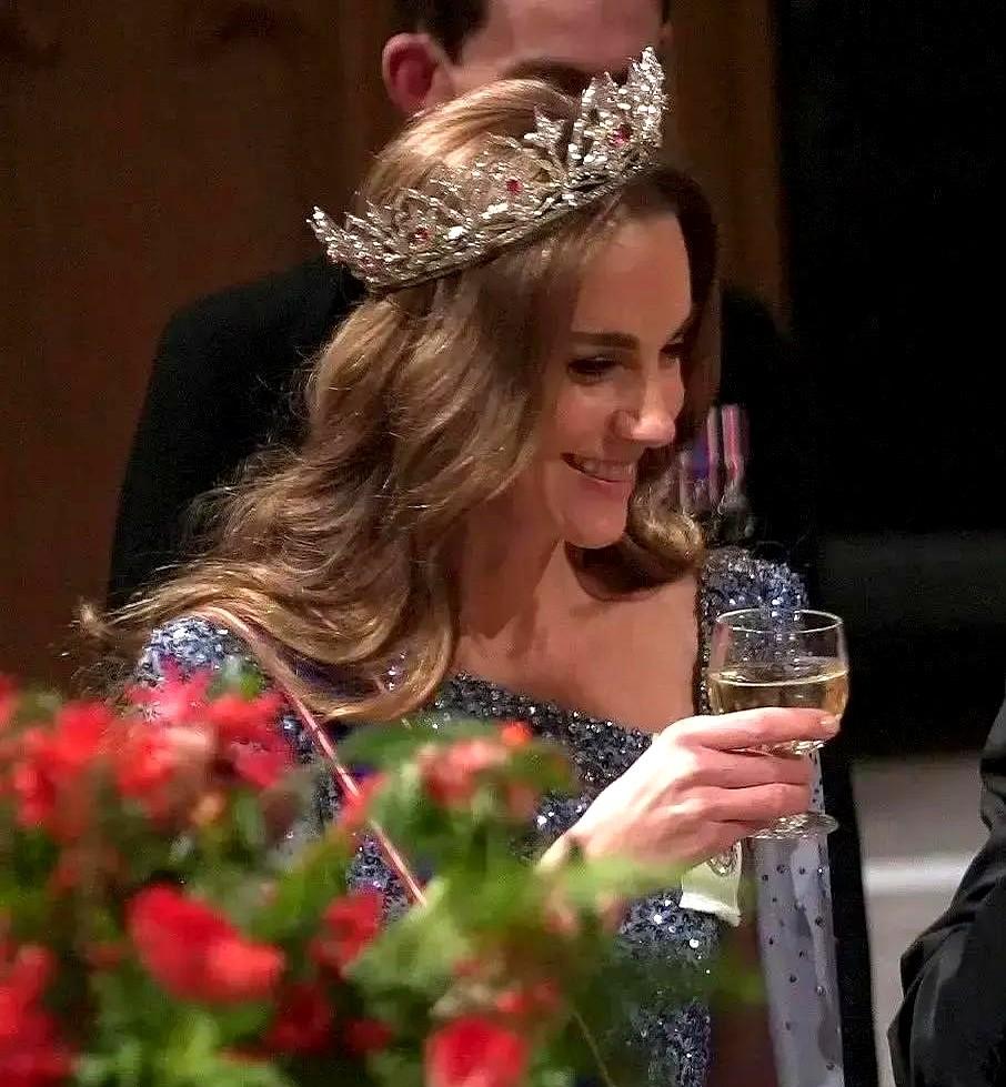 头顶一公斤多，发型稳如磐石！

网友们把图放大再放大，才发现威尔士王妃后脑勺的秘