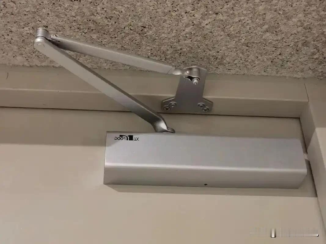 今天装了一个闭门器，还有顺序器。我以前不知道那个叫顺序器，他们今天说了我才知道。