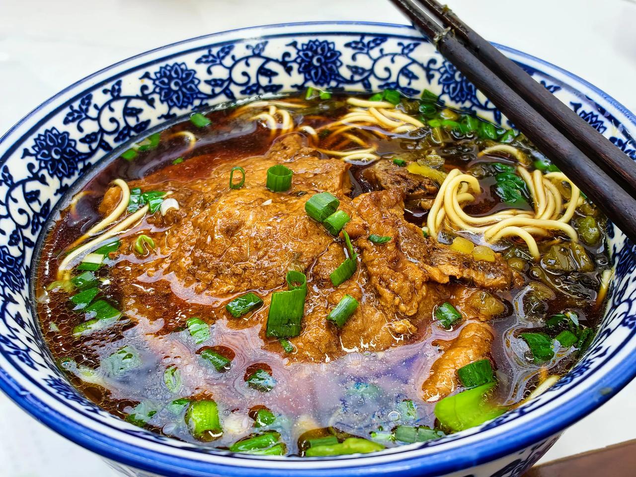 中午一碗排骨面17
工薪阶层，单位没午餐供应
一个月下来也得500-600午餐费