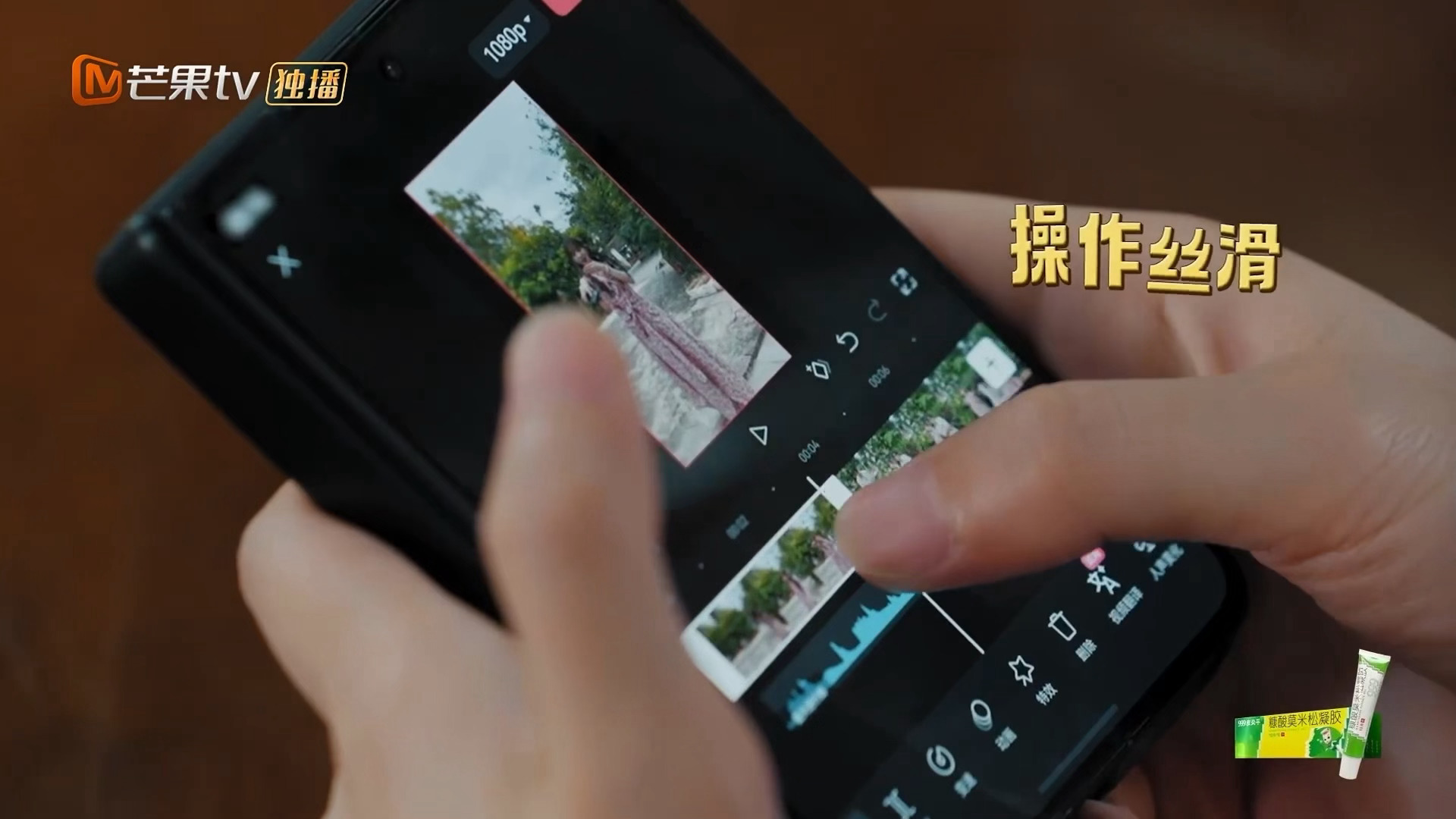 田曦薇手搓旅游打卡小片 别家艺人等后期，我们薇薇直接自己上手当后期！从素材挑选到