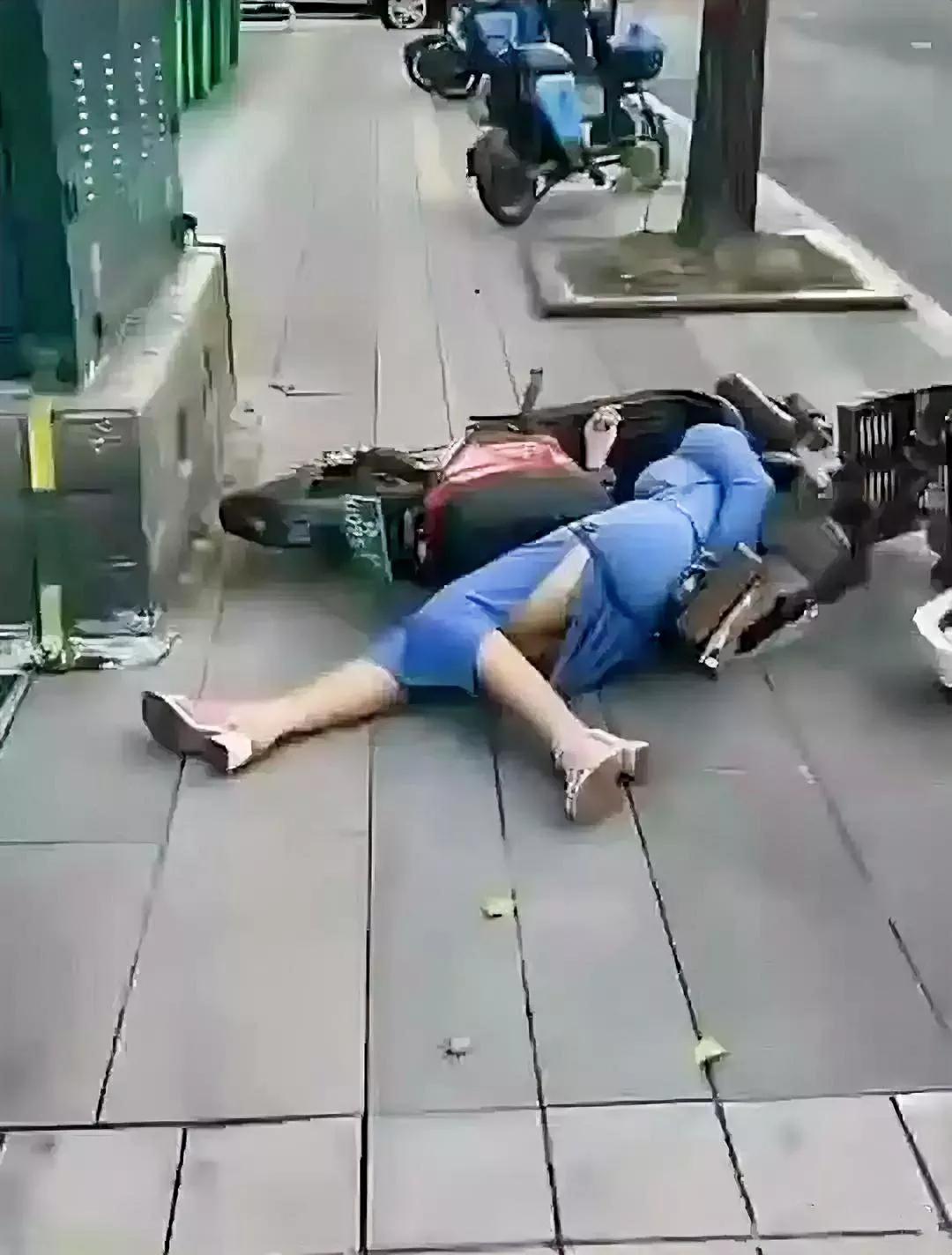 路上碰到一个骑电动车的美女，摔倒了。姿势还挺优美。