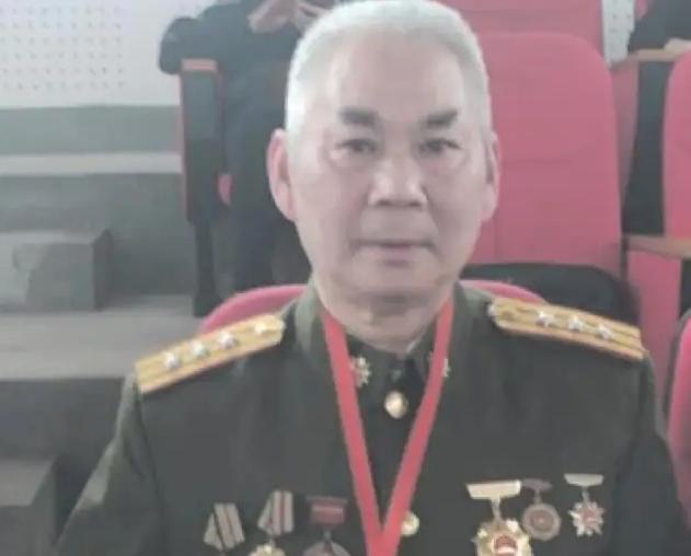 1979年，对越自卫反击战中，肖家喜和六名战友与部队失联，在追赶部队时遇到一队越