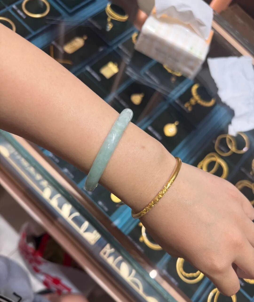 金店金价已经跌到这个价了，老公要给我买金镯子，二选一？求助！
最近金价跌了，我准