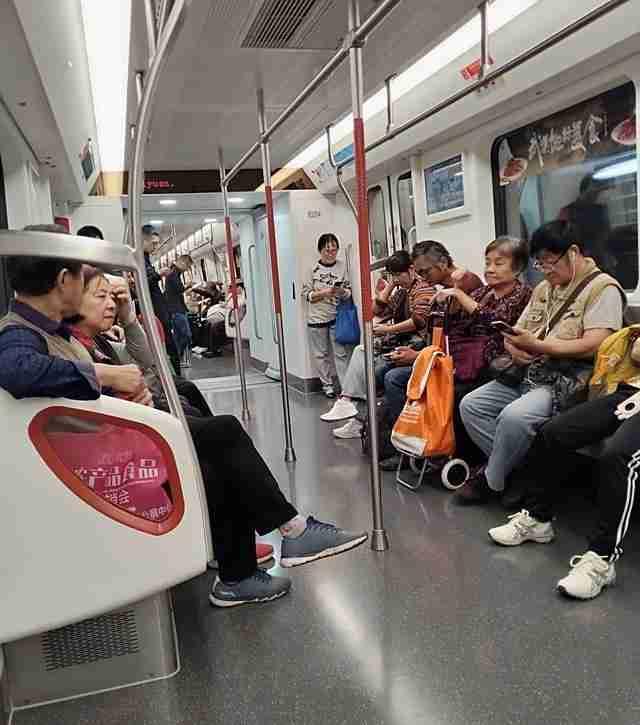武汉为什么公交最近严查老年卡啊！

今天坐公交发现竟然在查老年卡，有一个岁数看上