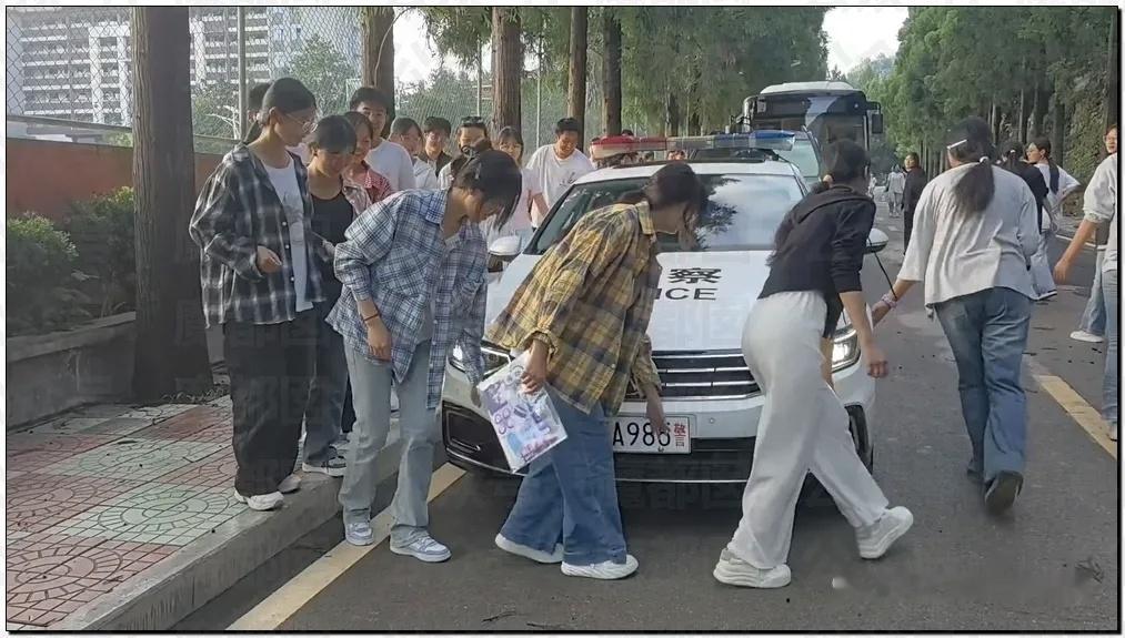 有些地方的叔叔们特地开来了车牌尾号是985的，孩子们纷纷触摸求运气。还有的考生对