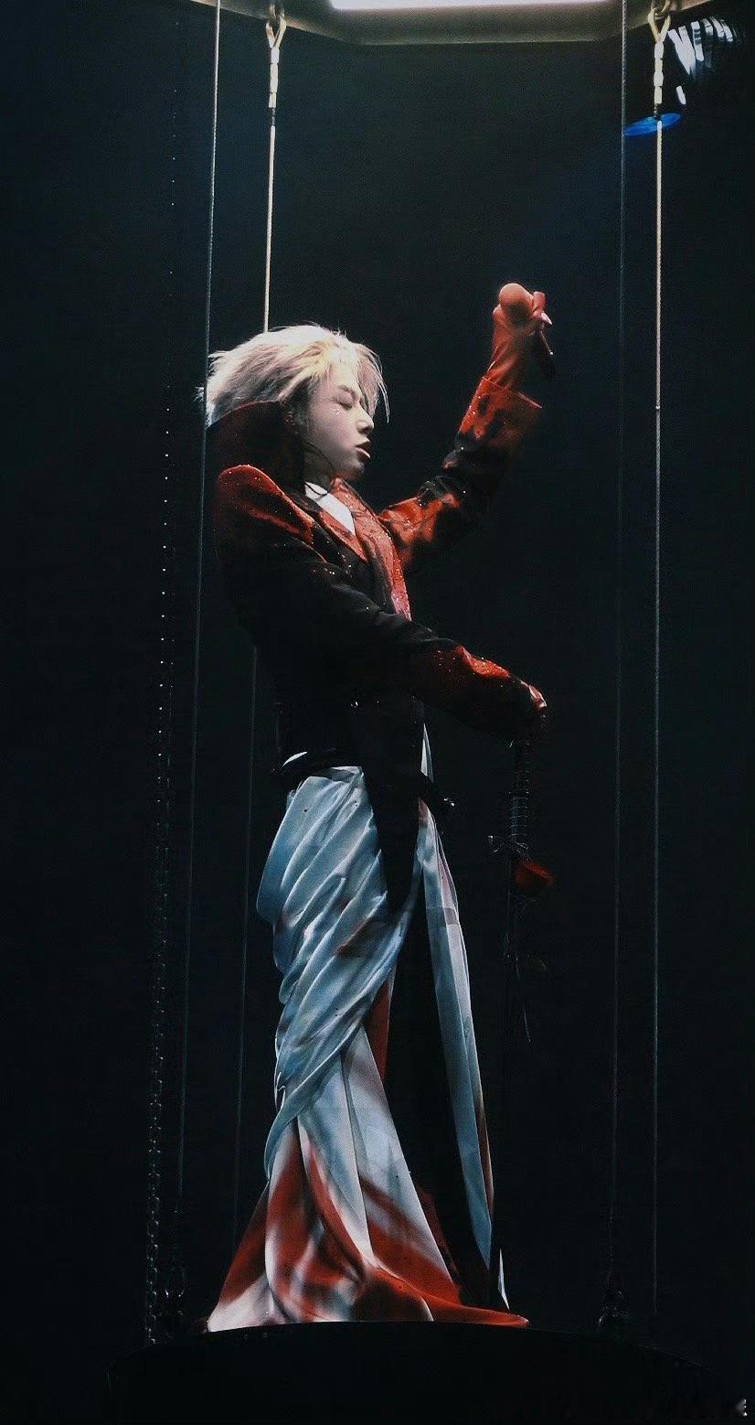 华晨宇玫瑰权杖夯爆了 华晨宇手持玫瑰权杖登场太绝了！氛围感拉满到极致，自带高光气