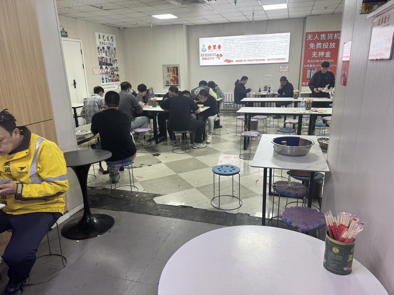 13元管够吃的自助盒饭，切实体会到了人生百态，有刚下夜班的出租司机，有刚接完单的