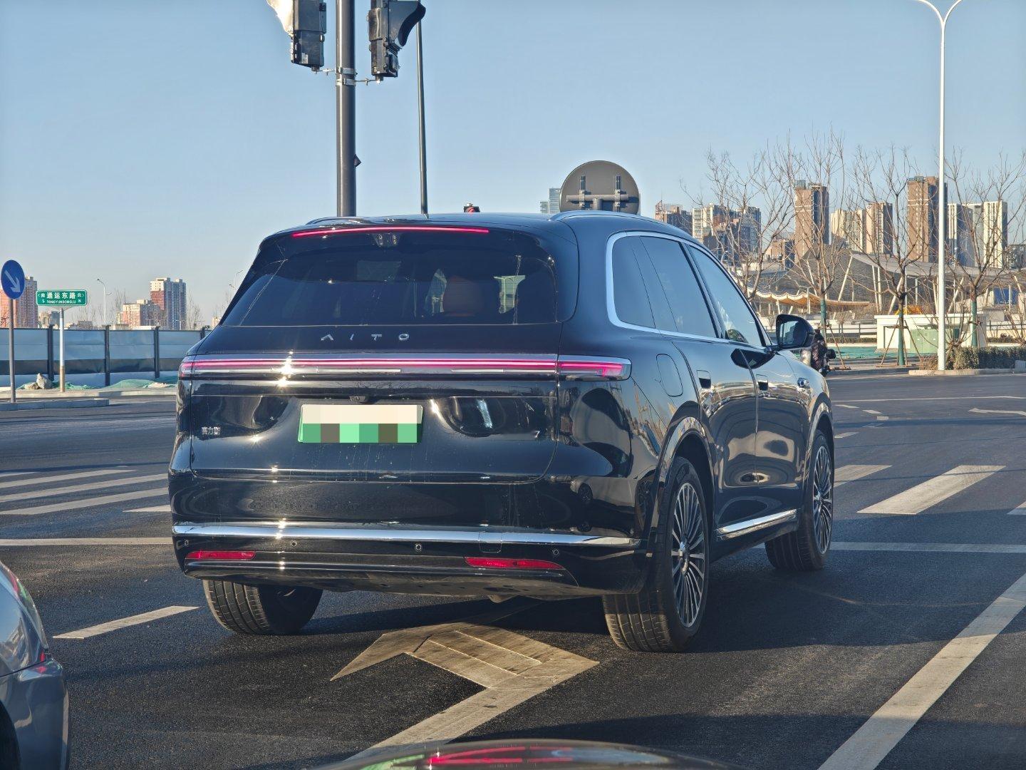 路遇新M7，这亮瞎狗眼的镀铬条你还别说，真挺显贵气的，远看我还以为ES8呢！只是