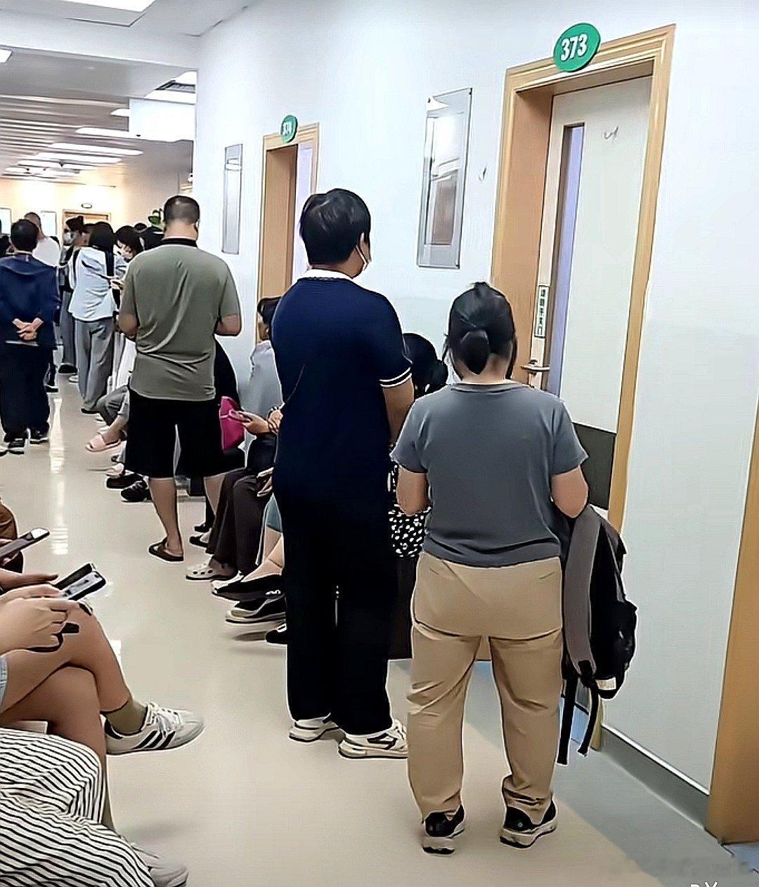 中国大陆广东省广州市中山大学肿瘤防治中心。最拥挤的从来不是景点闹市，而是医院的每