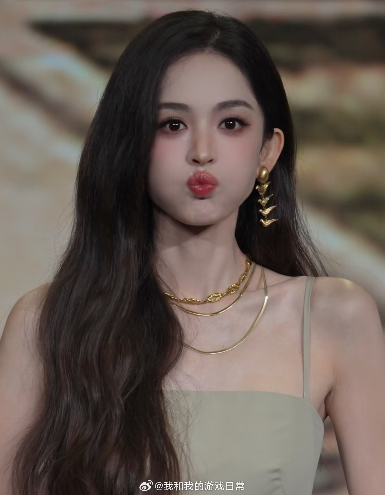娜扎称眼睛恢复情况不太妙之前红毯纱布亮相就挺担心，现在本人说恢复状态不理想，看着