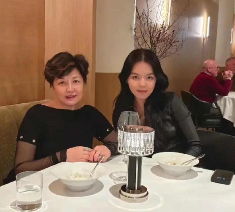 这是哈文和女儿法图麦在纽约共同就餐时的合影，在丈夫李咏在美国病逝后，因为女儿还在