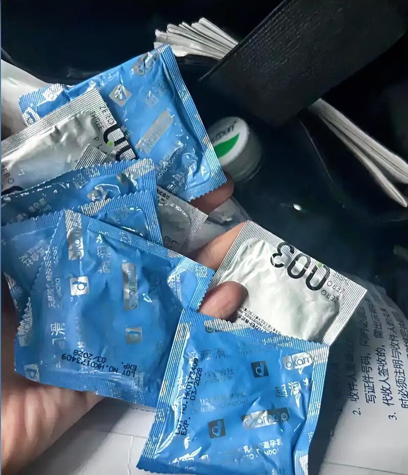 翻高一女儿书包摸到拆角避孕套，16岁啊！我手僵在半空，试卷掉地上都没知觉，脑子直