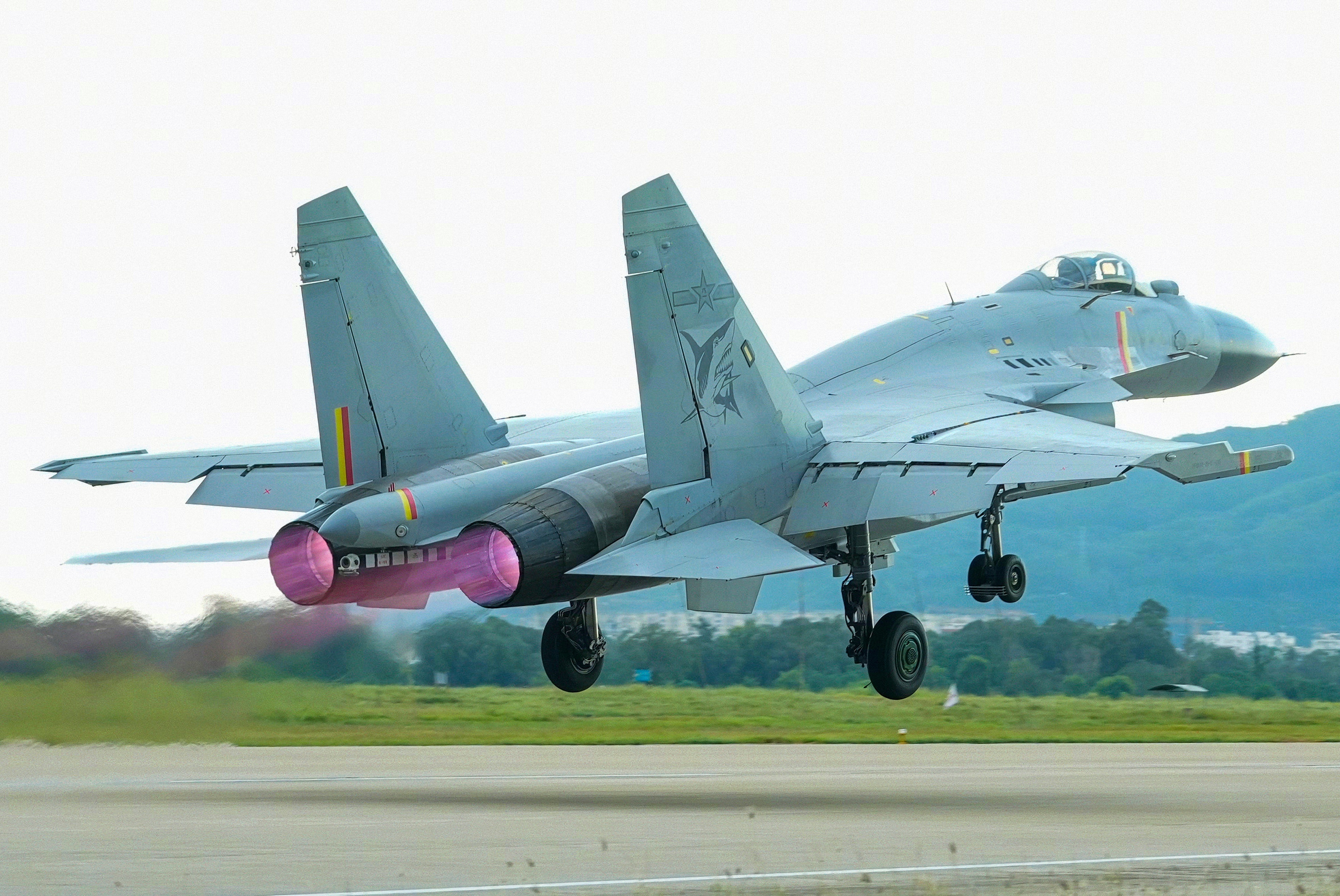 #高分辨率图像# 紫色的火焰真好看[钢镚儿]，J15发动机是AL31，没换国发？