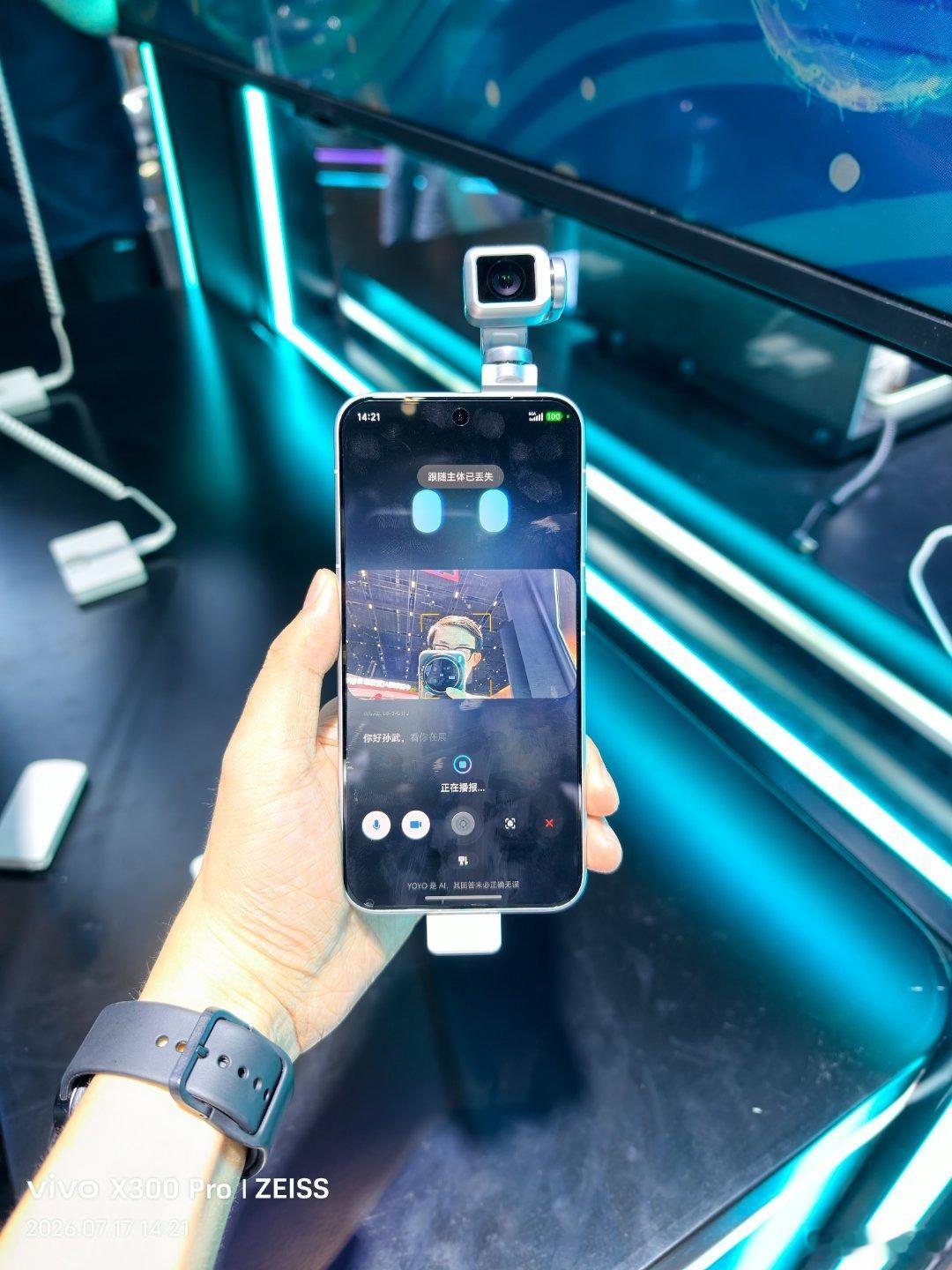 荣耀RobotPhone开启预售这两天WAIC 2026期间，在正式上市之前，我