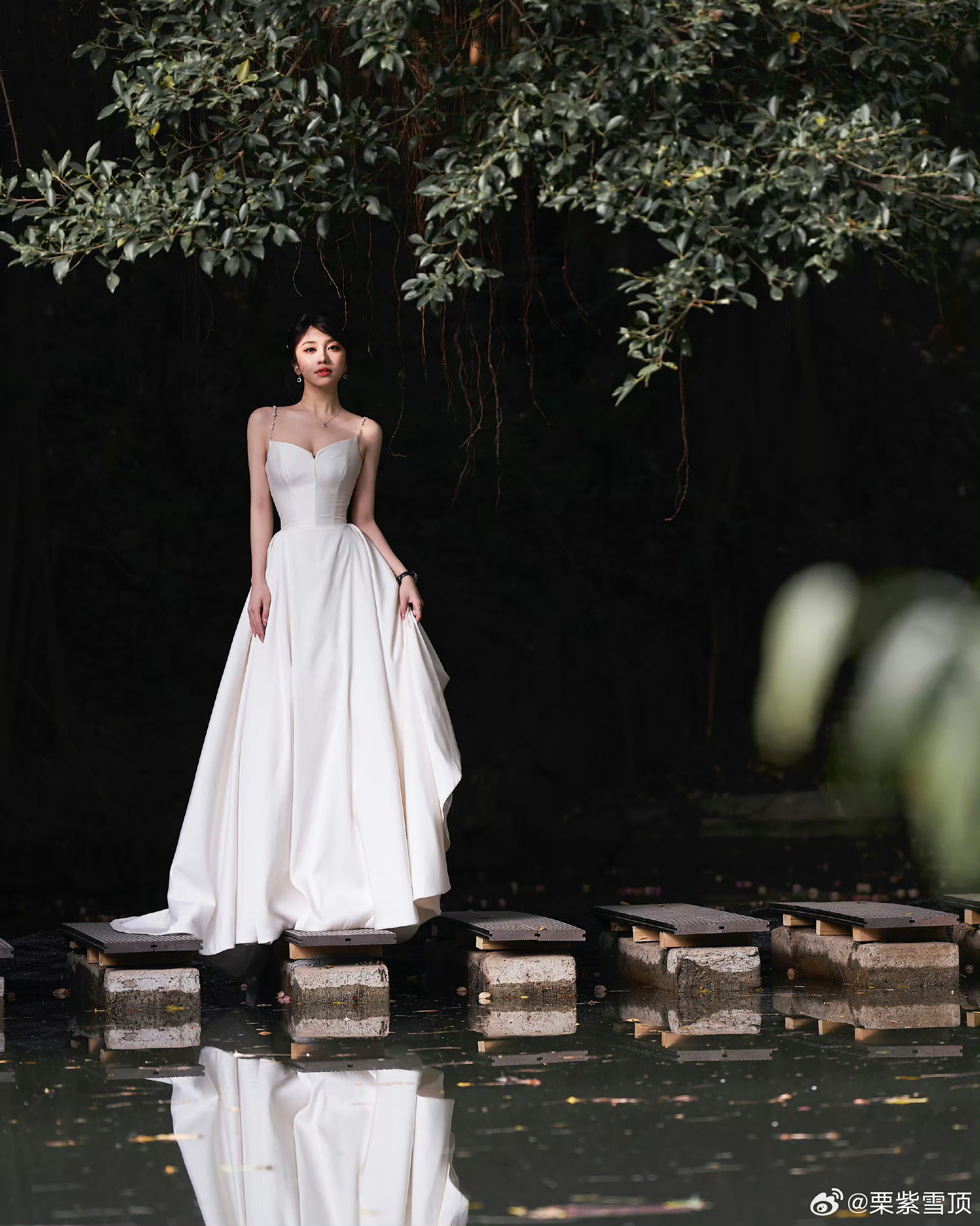 林博洋森林里的一抹白 林博洋微博之夜出图完全是白月光级别的，她站在一片森林里，是