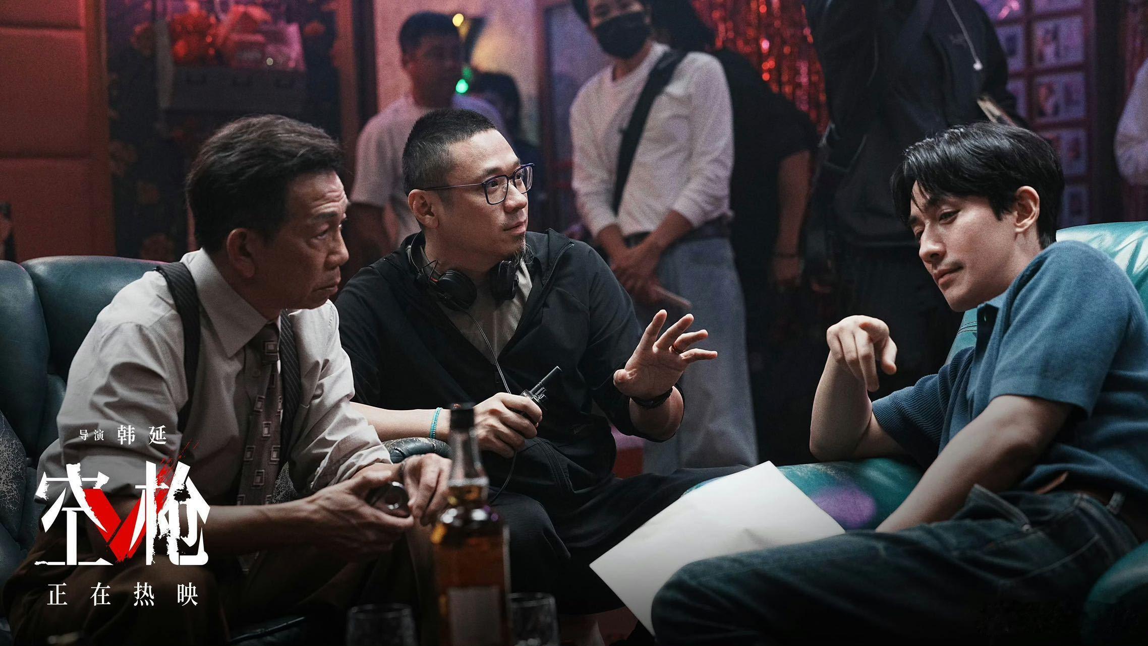 朱一龙揭秘万梓强西装是服务生款在《空枪》路演现场，朱一龙解读强哥这件特殊西装。角