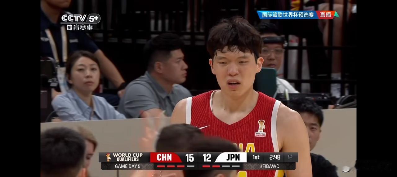 杨瀚森替补登场，首节进行到4分钟的时候杨瀚森被替换上场，上来就快下接王俊杰的直塞