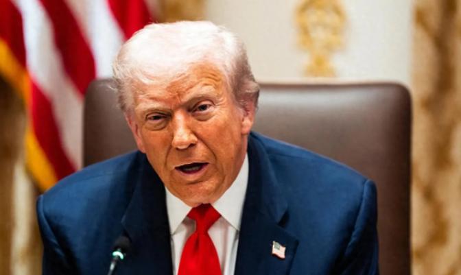 特朗普，那个跟我们打了好几年贸易战、把全世界搅得天翻地覆的男人，居然在一次讲话里