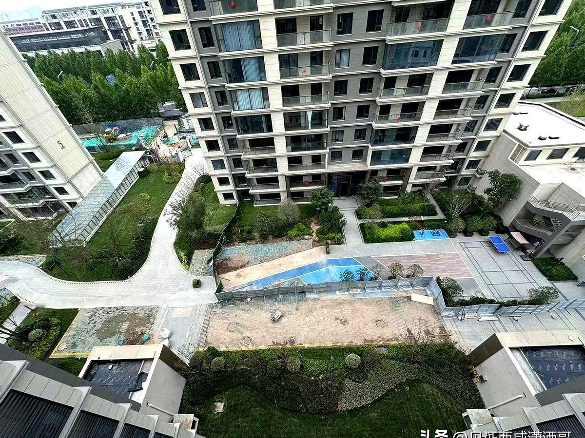 龙湖销售竟当众骂业主"韭菜怨种"？直播间遮遮掩掩的样子更恶心！

昨天刷到个视频