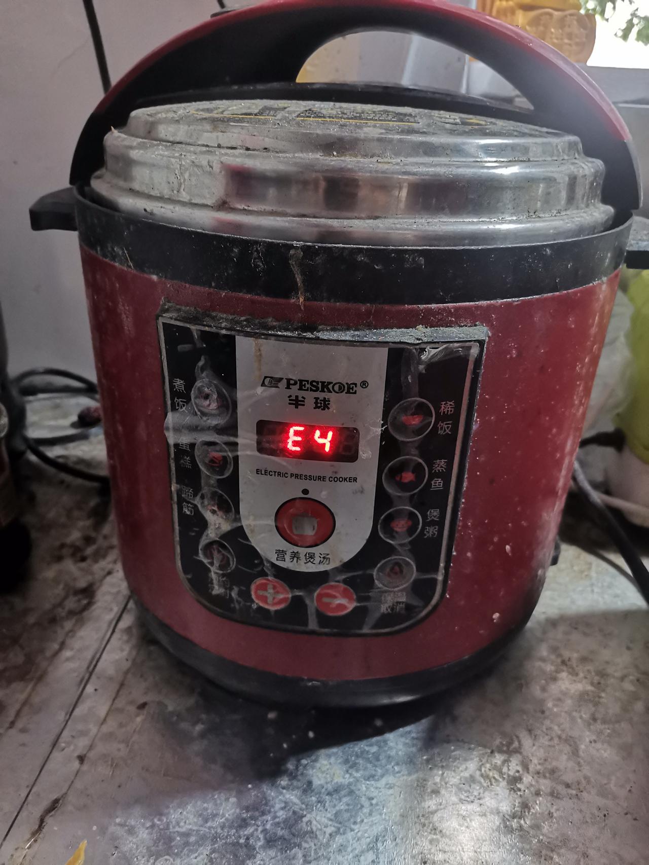 有故障代码，你会修电压力锅吗？！
       今天上午，老婆的一位朋友拎着一个