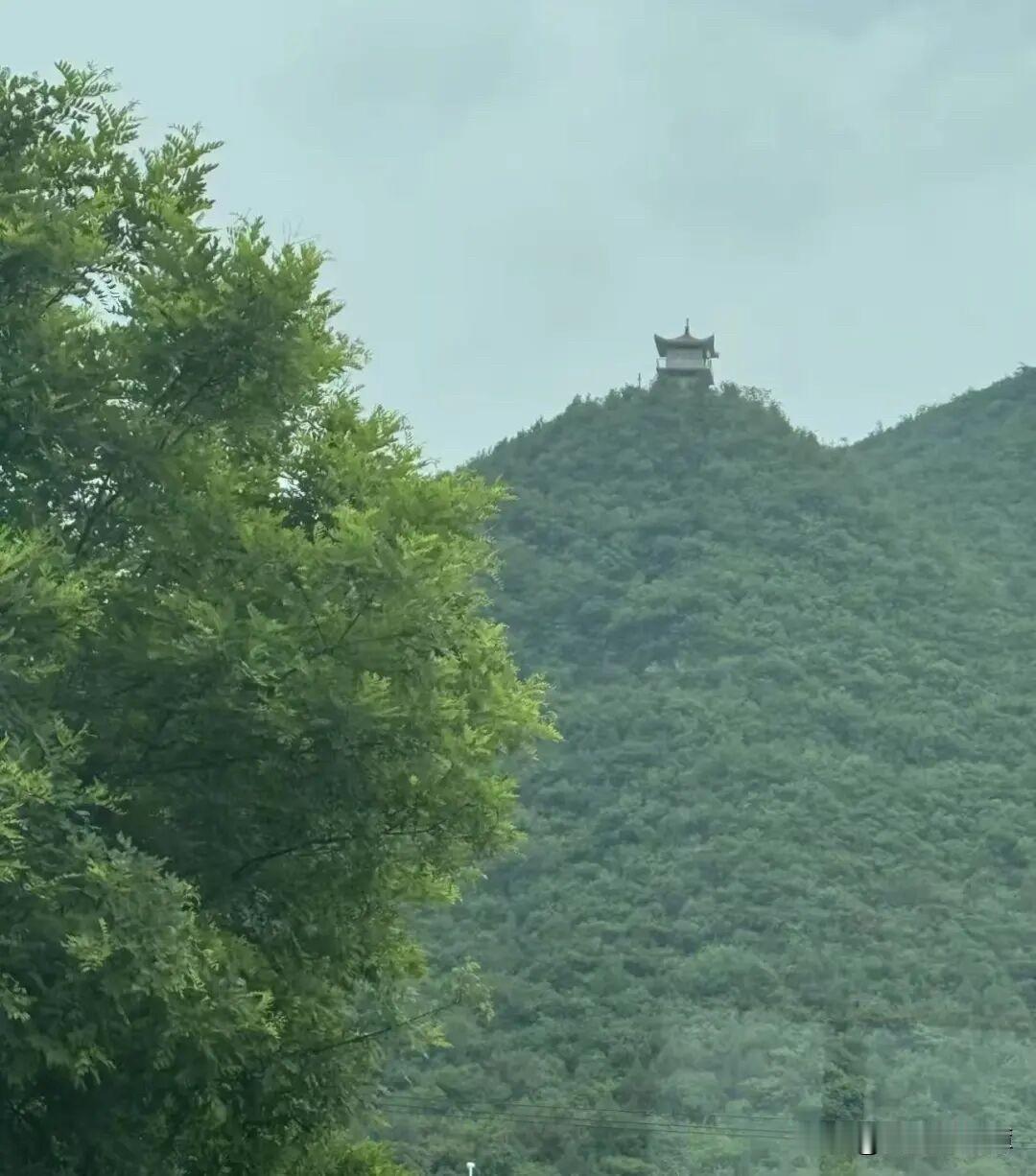 下图是北京门头沟区的山。
今年夏天我从朝阳区跑到门头沟区。
因为老公的战友在门头