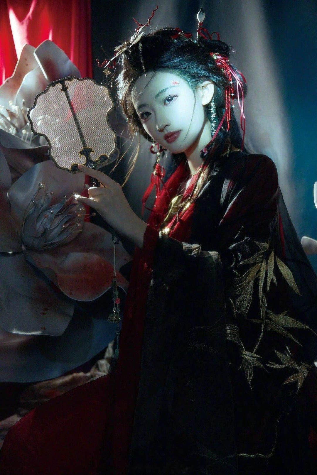 杨雨潼彼岸花拟人 好好好追《暗河传》这个是懂得如何取悦朕的，想看淡颜有白月光小白