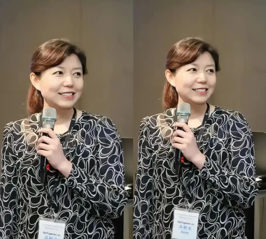 十年婚戒没换过
 
蒋万安老婆把镜头让给丈夫，自己蹲在地上给小朋友贴创可贴。那天