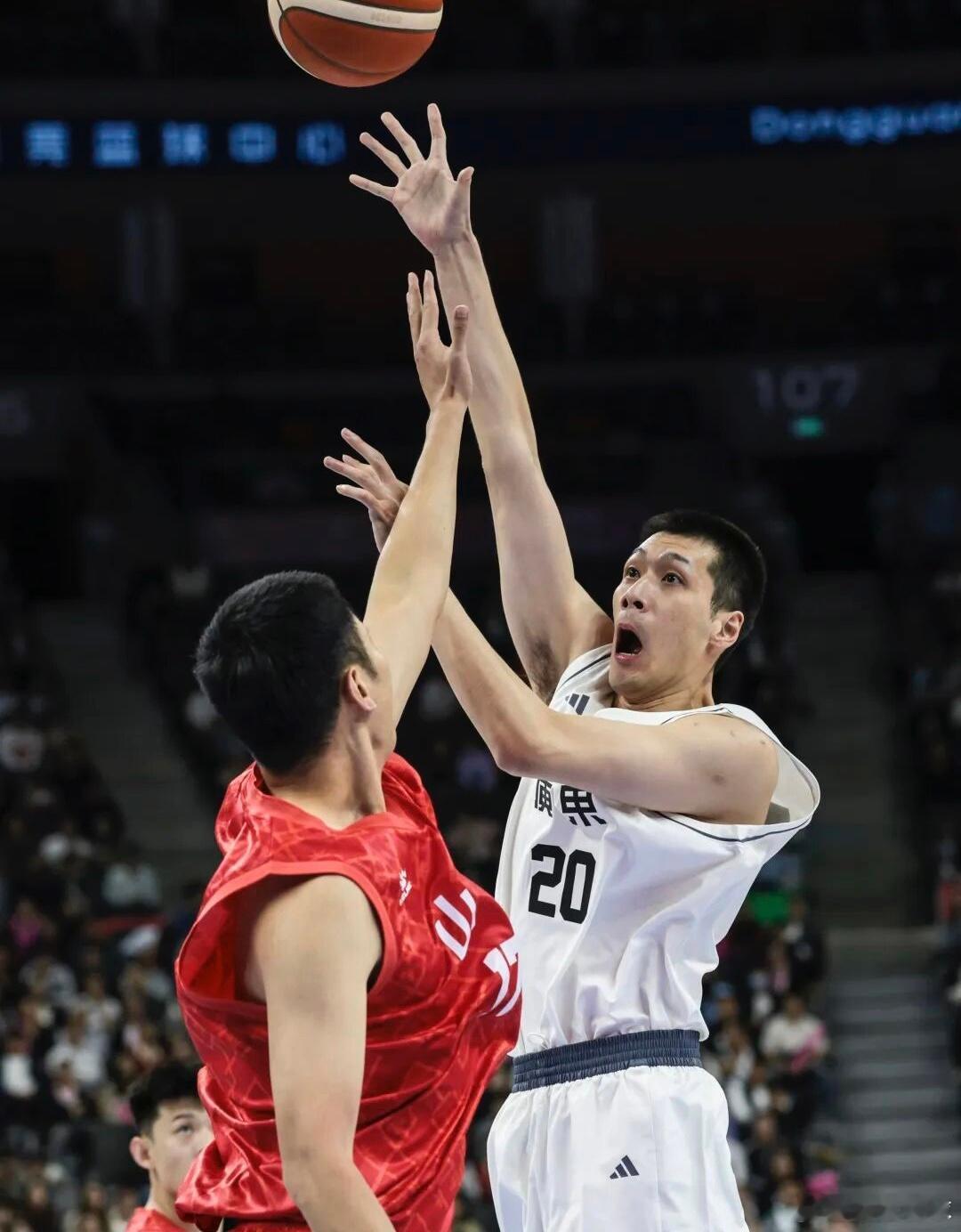 突然发现老将任骏飞今晚没有上场，应该是留力打明晚的辽粤大战了，韩德君跟二飞都是打