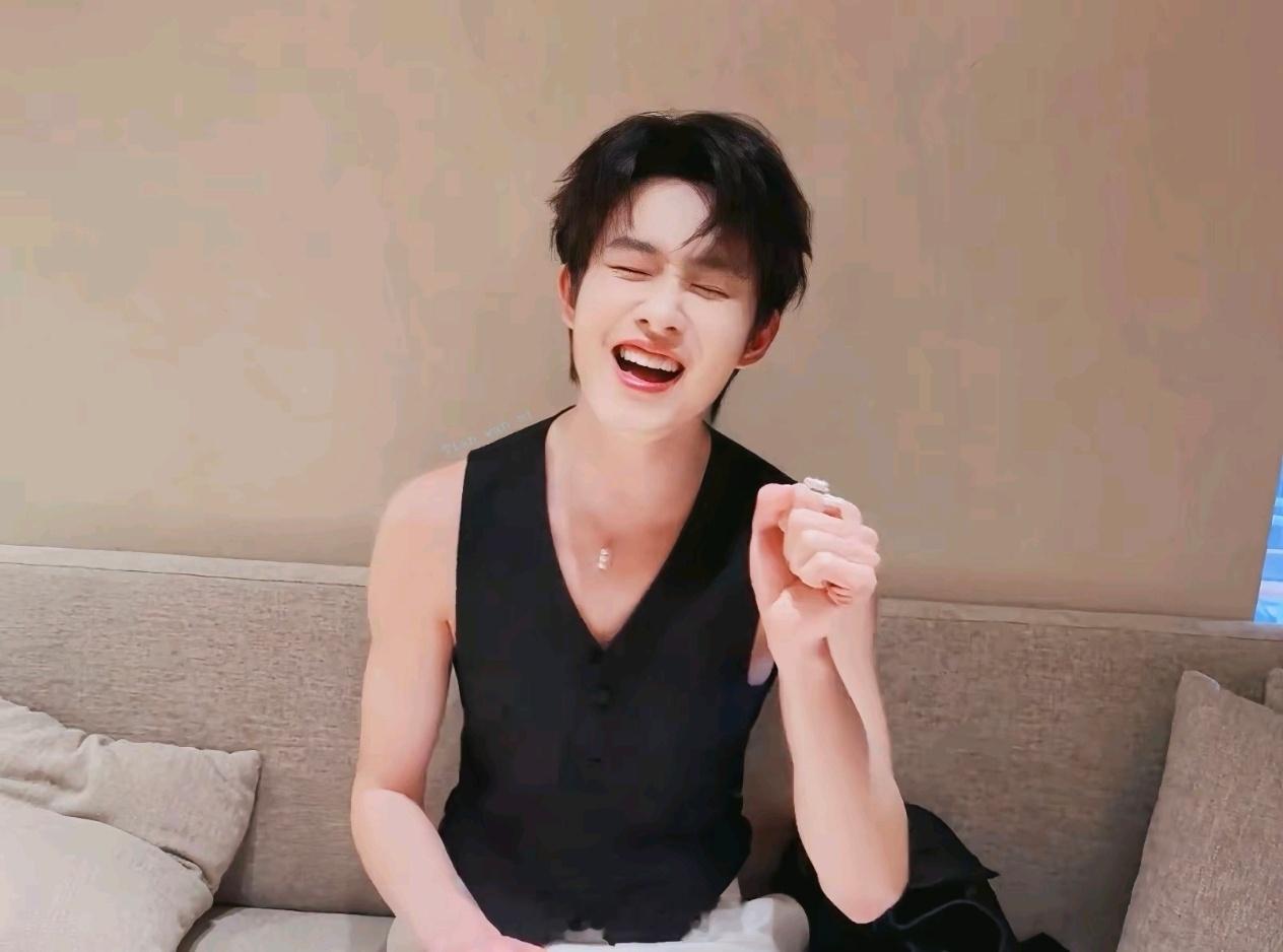 田嘉瑞粉丝吃的就是这么好瑞瑞的手臂线条好漂亮，清晨看到瞬间就清醒啦田嘉瑞 田嘉瑞