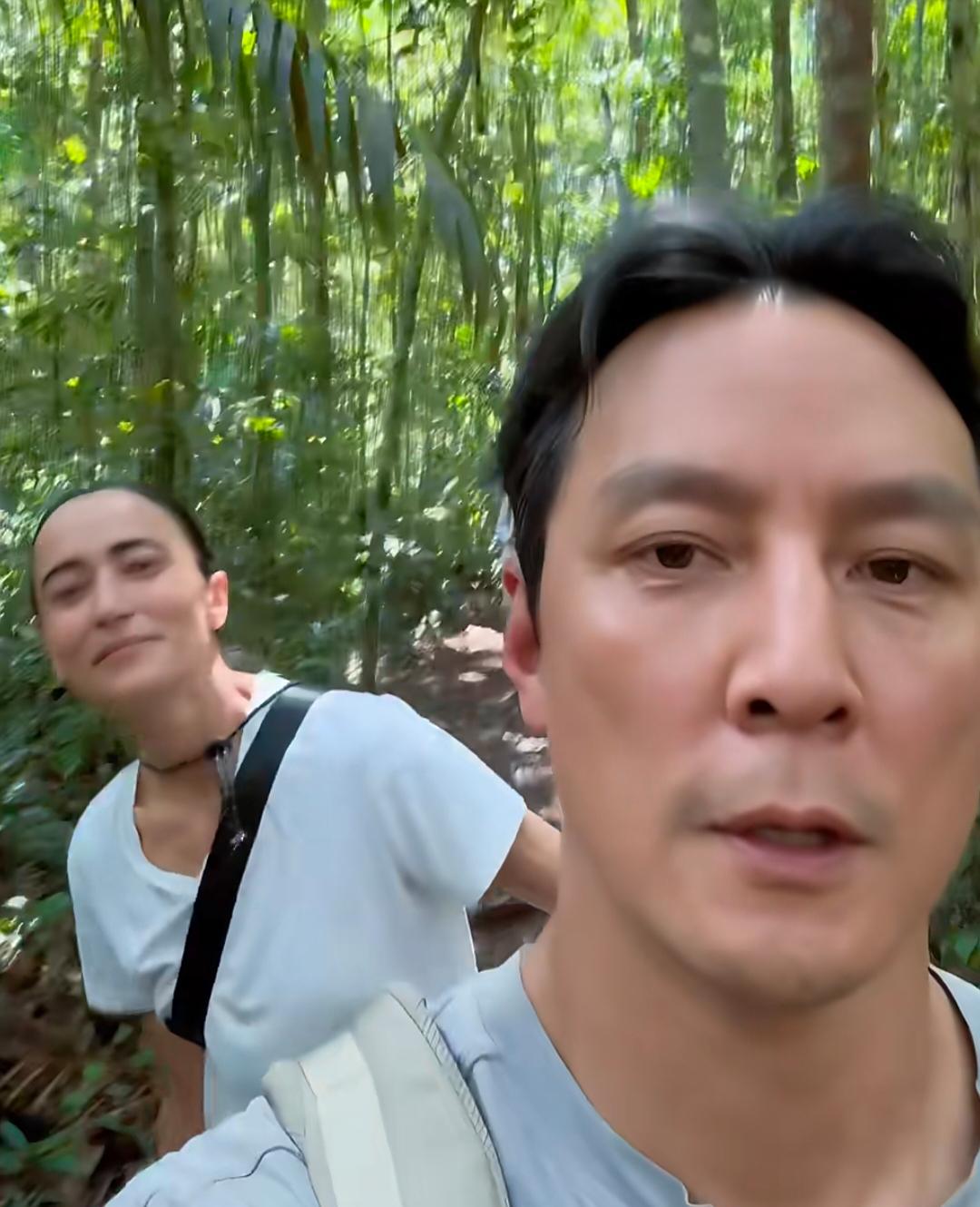 吴彦祖和老婆女儿到亚马逊雨林探险，他的老婆面相好硬朗，看起来像男生，夫妻俩都苍老