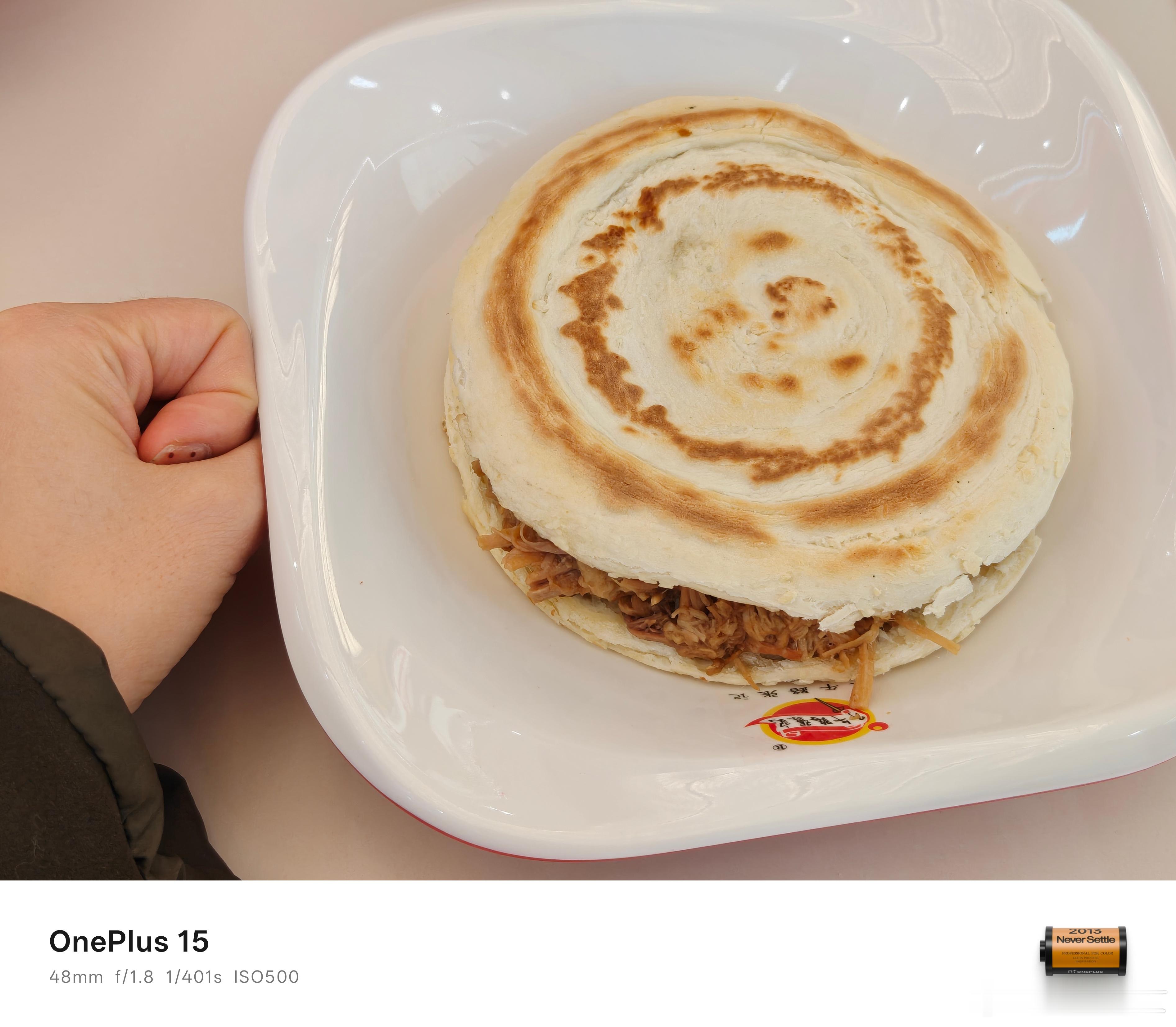 不是，西安的肉夹馍都这么大吗？吃不完根本吃不完[允悲] ​​​