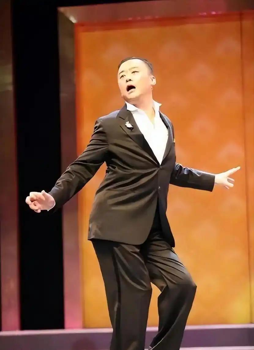 周立波在巅峰时期，年收入能高达6000万，走到哪儿都是灯光闪烁，那时的他生活奢靡