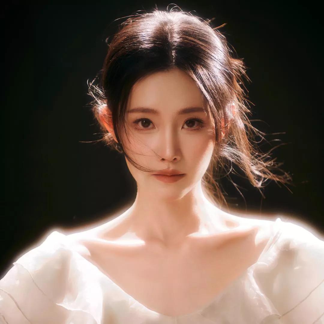 温柔优雅，梦幻柔光，唯美少女风。