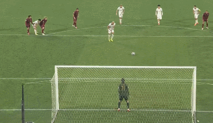 神户胜利船半场1比1成都蓉城 费利佩梅开二度！77分钟打进点球！蓉城2-1领先神