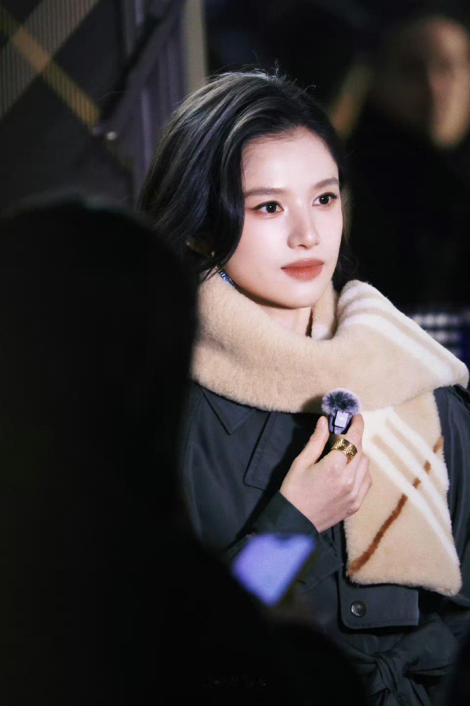 张婧仪给粉丝拍照📸，这个婧仪和粉丝双向奔赴了