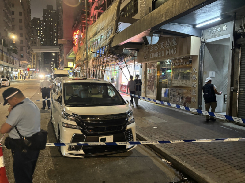 #香港男子当街被黑衣人刺伤#【香港男子在街头被人持利器袭击，已送医救治！警方称正