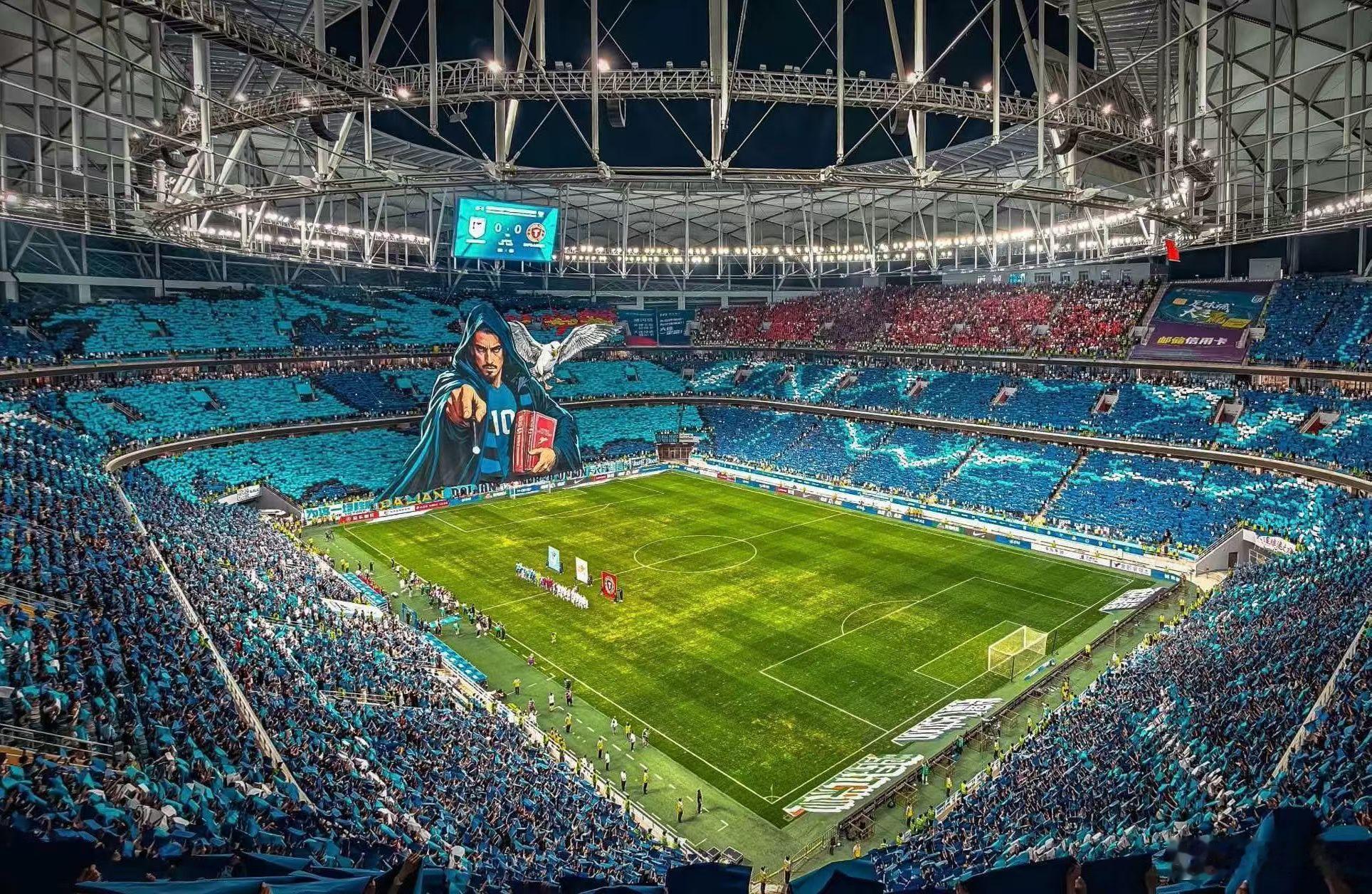 TIFO 龙嘴的喷火，正好对上了红色球衣的客队看台区。TIFO 主角是斯坦丘，随