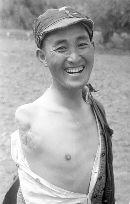 日本历史教科书竟这样教侵华战争美国战地记者哈里森·福尔曼在抗战期间访问延安时拍摄