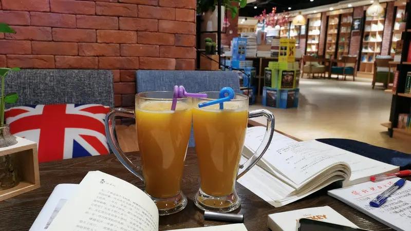 与同频共振、思想高度契合且三观一致，互相仰慕的人相处，那种感觉恰似夏日里的一缕凉