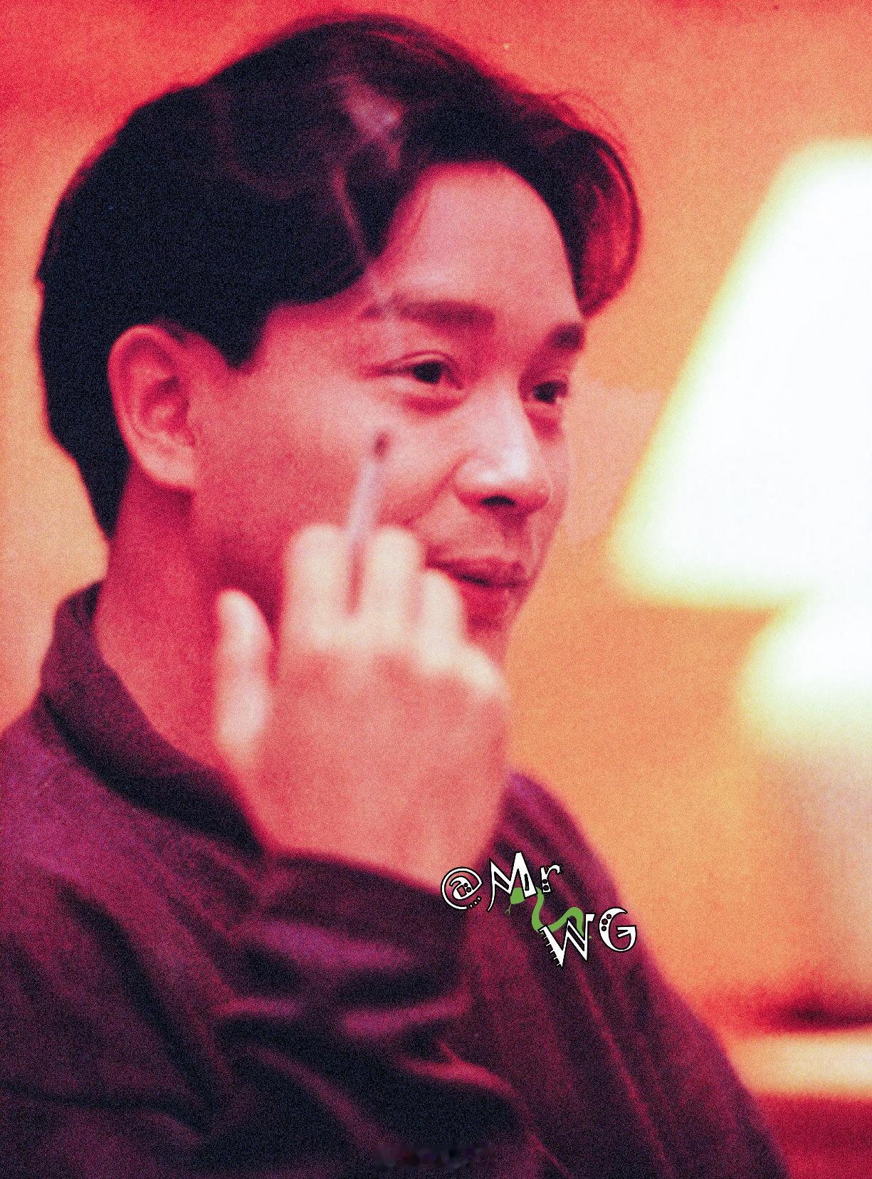 张国荣旧相簿子 那个穿着轻软蓝毛衫、文艺白色帆布鞋、唱着“In the rain