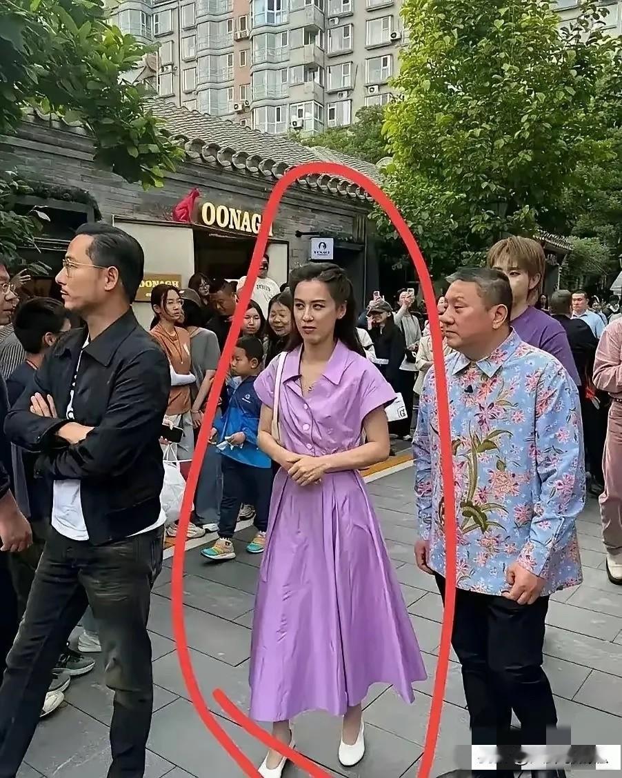 这还是那个黄圣依吗？谁能想到，这位淹没在人群里、让人一眼认不出的女士，竟是曾经惊