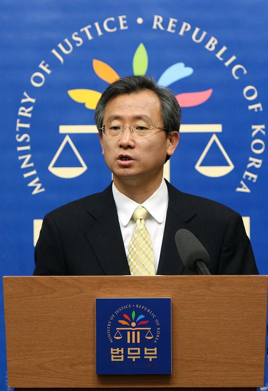 8月5日新华社报道，韩国正式通过刑事诉讼法修正案，全面废除检察机关70余年直接侦