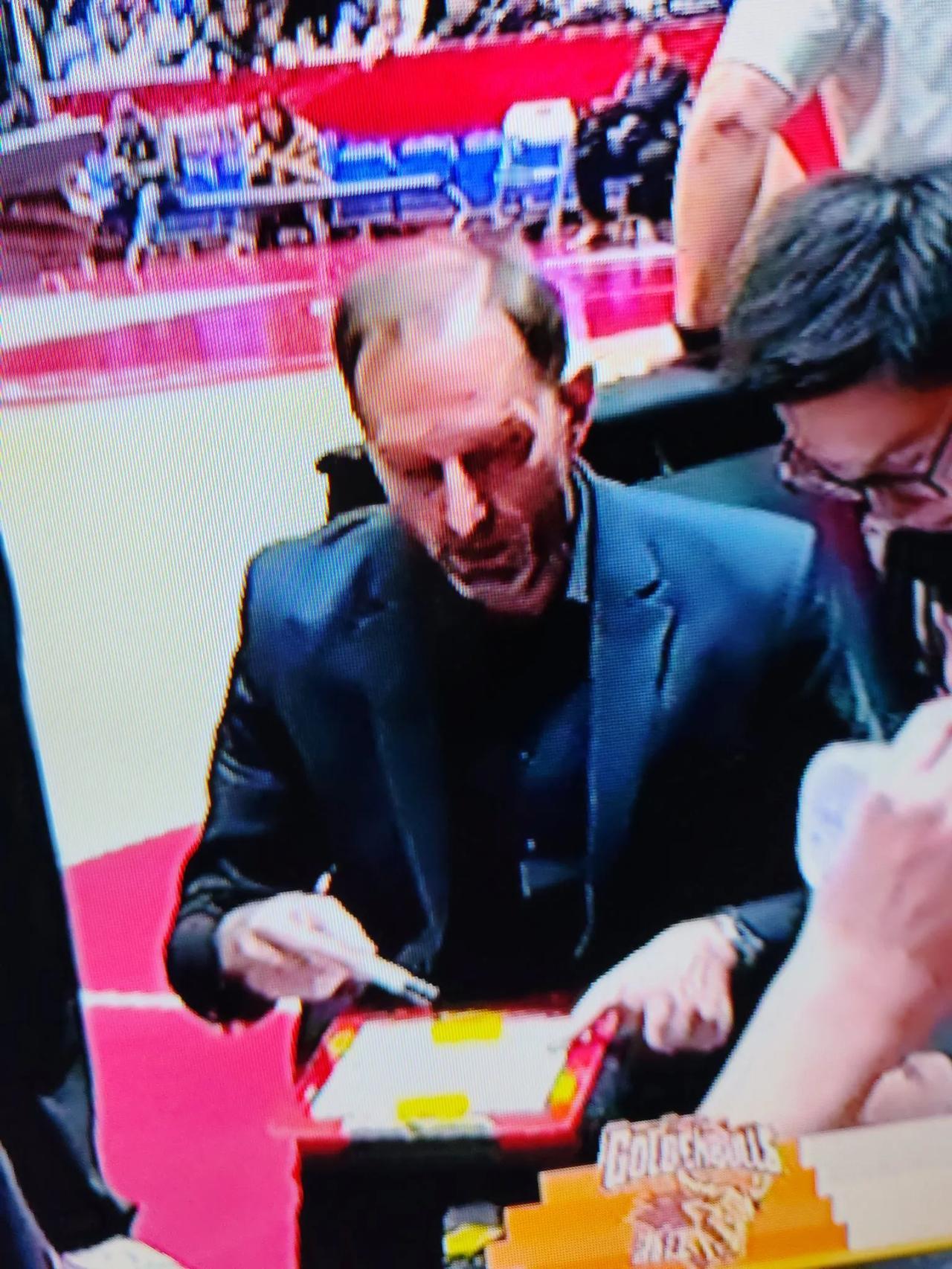 浙江男篮一鼓作气战胜广东后又以95比60大胜广州龙狮，取得了两连胜，目前排名暂列