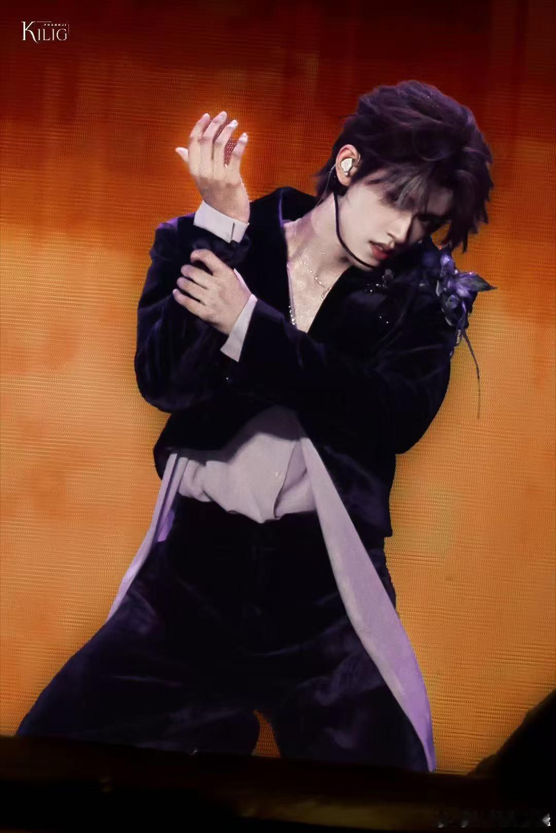 张极solo原创词曲青岛演唱会持续高能，张极个人solo舞台来袭，全新原创词曲首